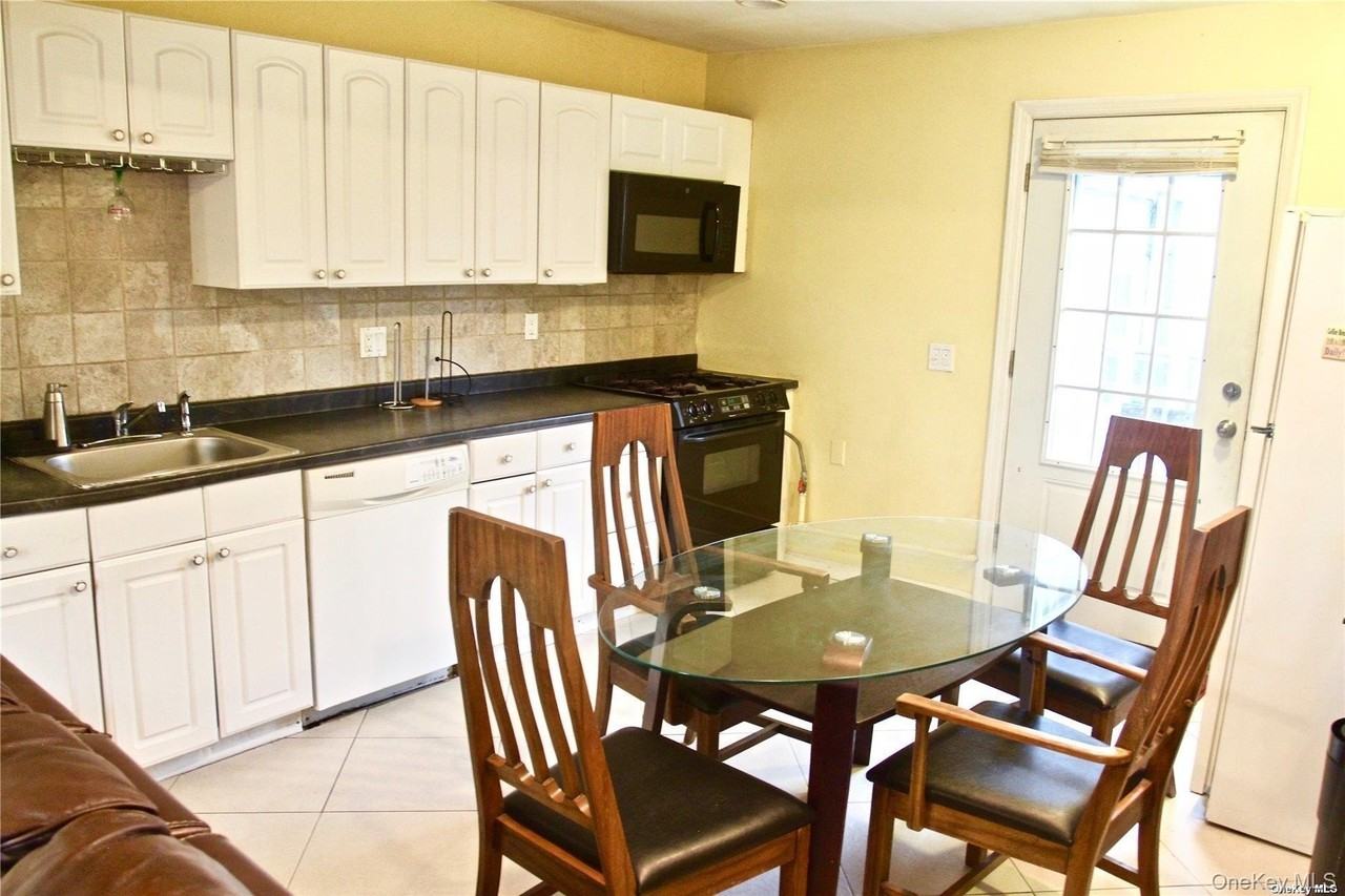 117 Blydenburgh Avenue - Photo 7 of 26