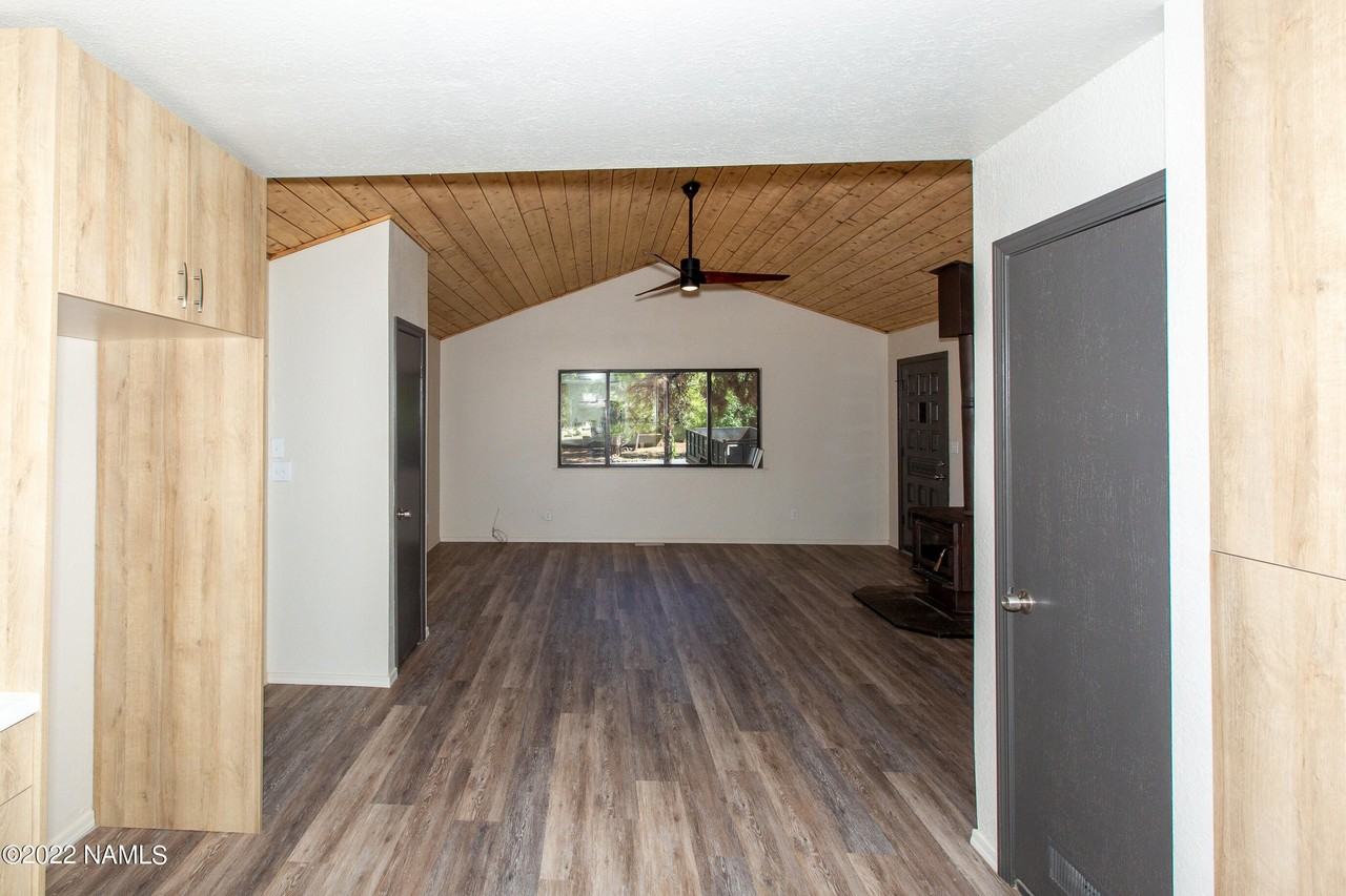 765 E Trout Creek Rd - Photo 4 of 20