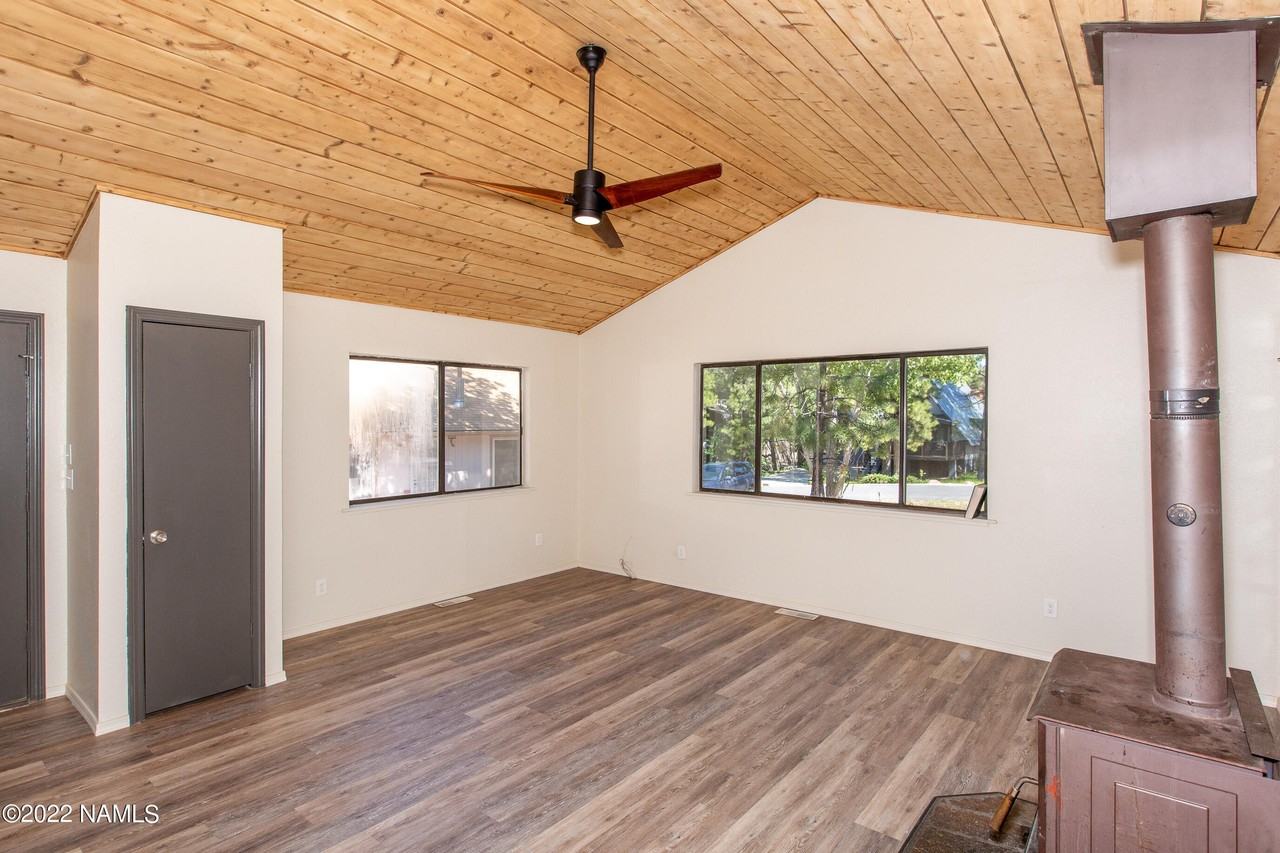 765 E Trout Creek Rd - Photo 6 of 20