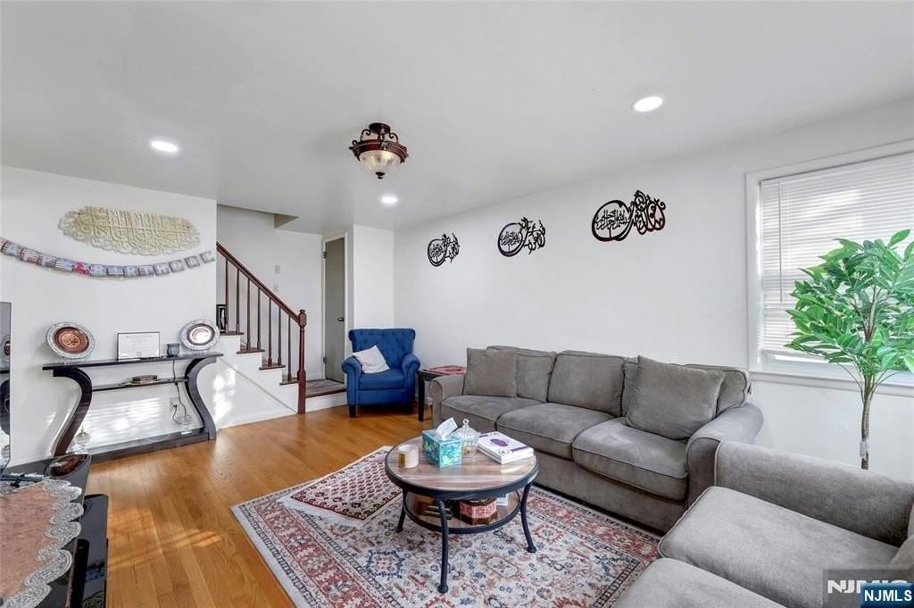 188 Luddington Avenue - Photo 2 of 15