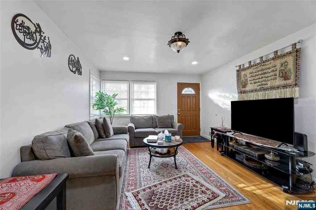 188 Luddington Avenue - Photo 3 of 15