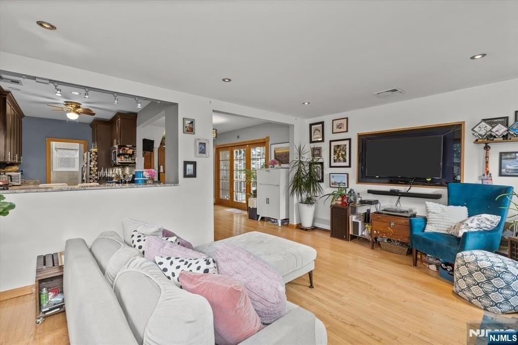 274 Warren Street - Photo 5 of 25