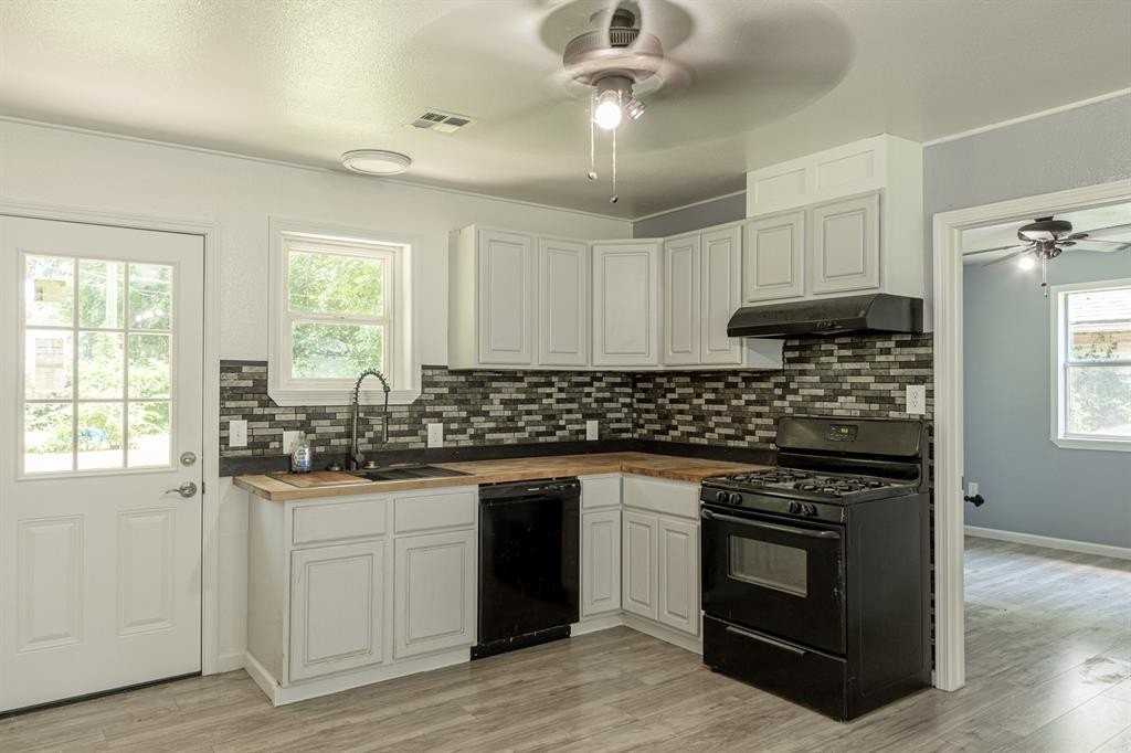 124 Brule Street - Photo 4 of 17