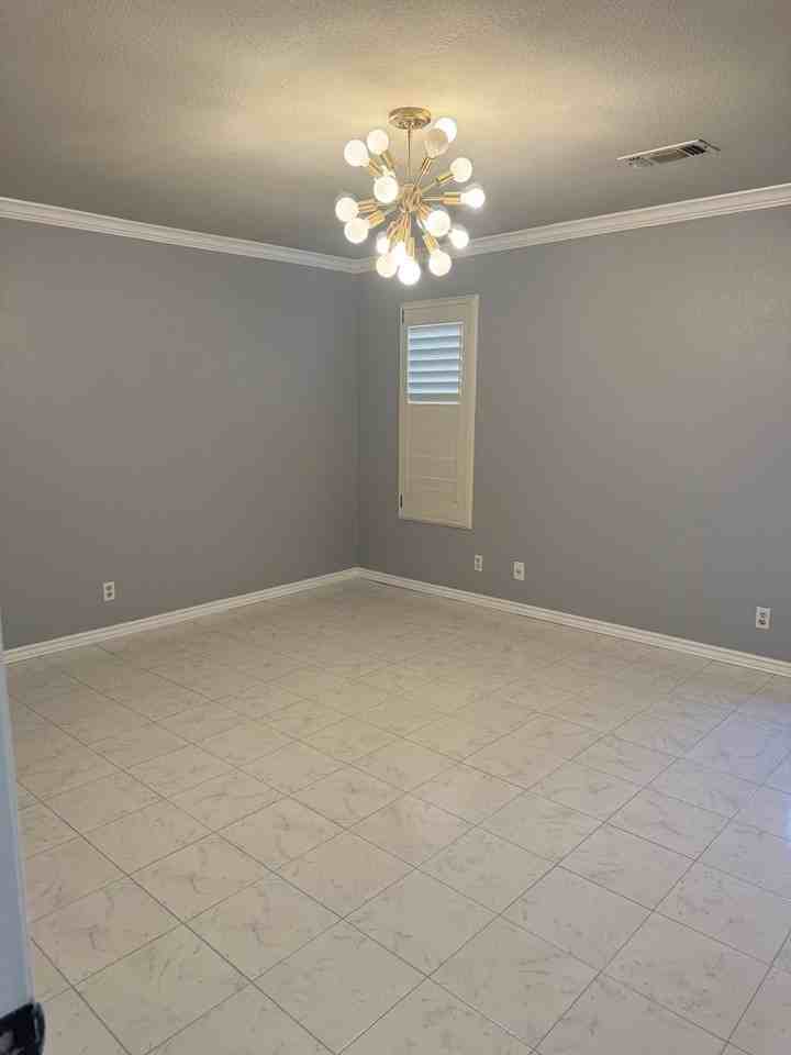 403 Crenshaw Drive - Photo 6 of 15