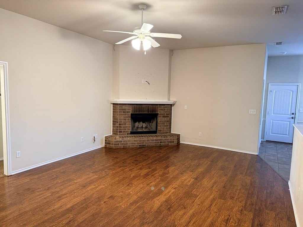 918 Nolan Ryan Drive - Photo 4 of 32