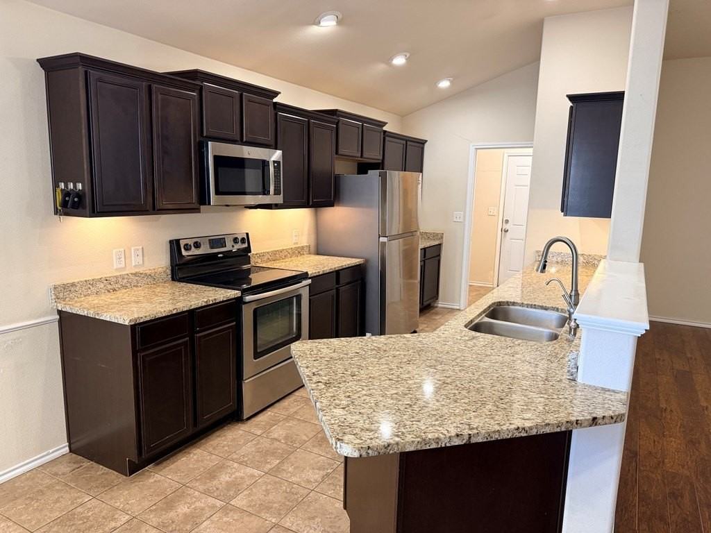 918 Nolan Ryan Drive - Photo 6 of 32