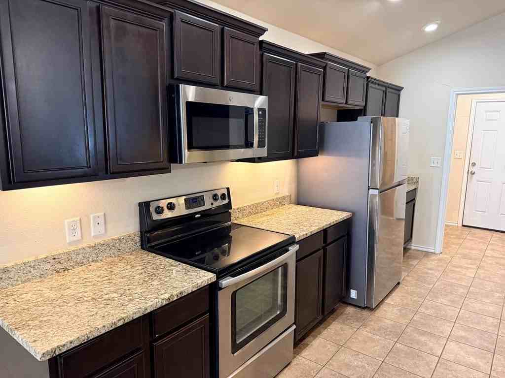 918 Nolan Ryan Drive - Photo 7 of 32