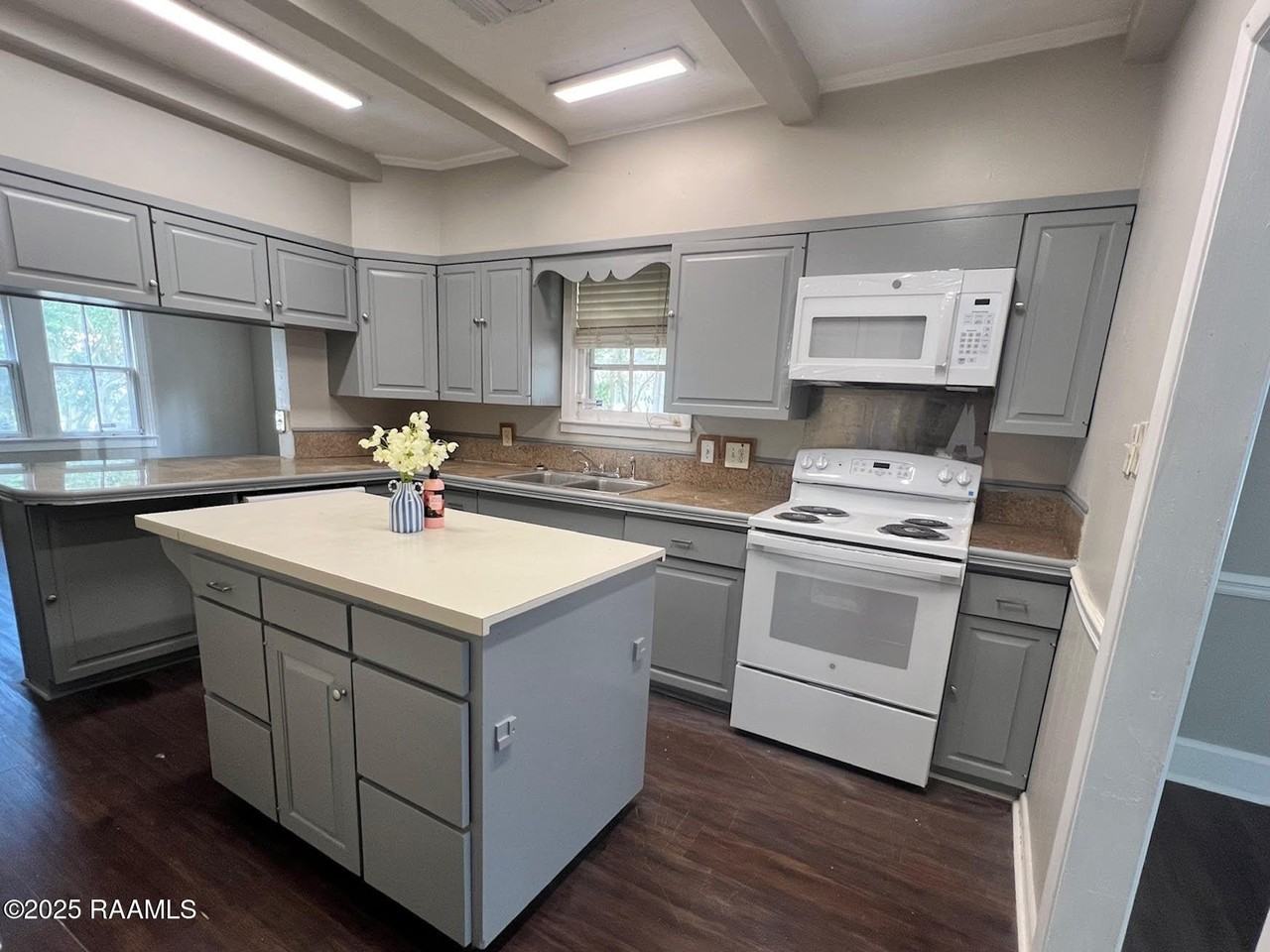 311 South Morgan Avenue - Photo 5 of 19