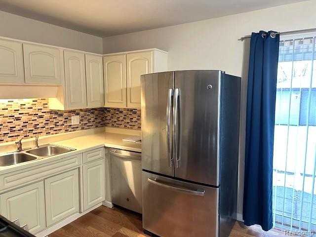 30817 Birchwood Street - Photo 3 of 19