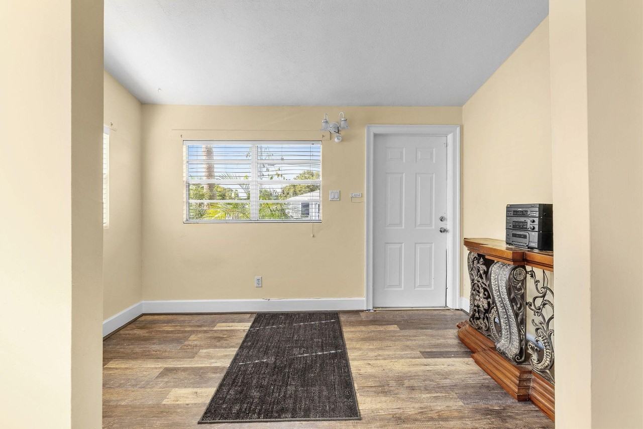 921 Se Nassau Ave - Photo 3 of 34