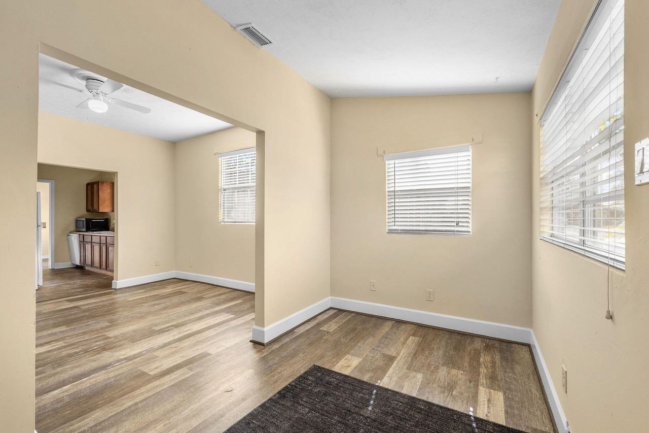 921 Se Nassau Ave - Photo 4 of 34