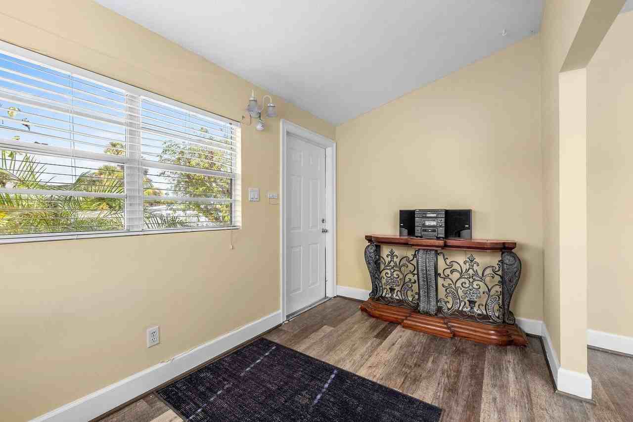 921 Se Nassau Ave - Photo 5 of 34