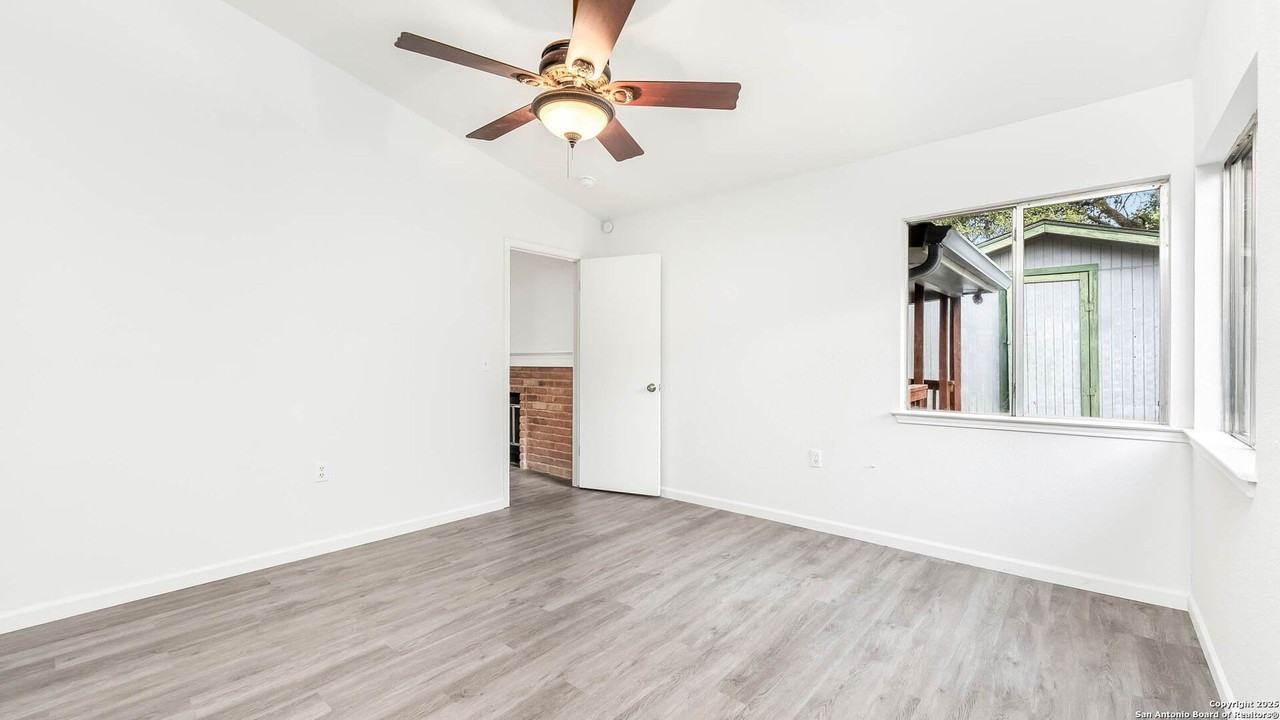 9347 Lands Point Street - Photo 7 of 20