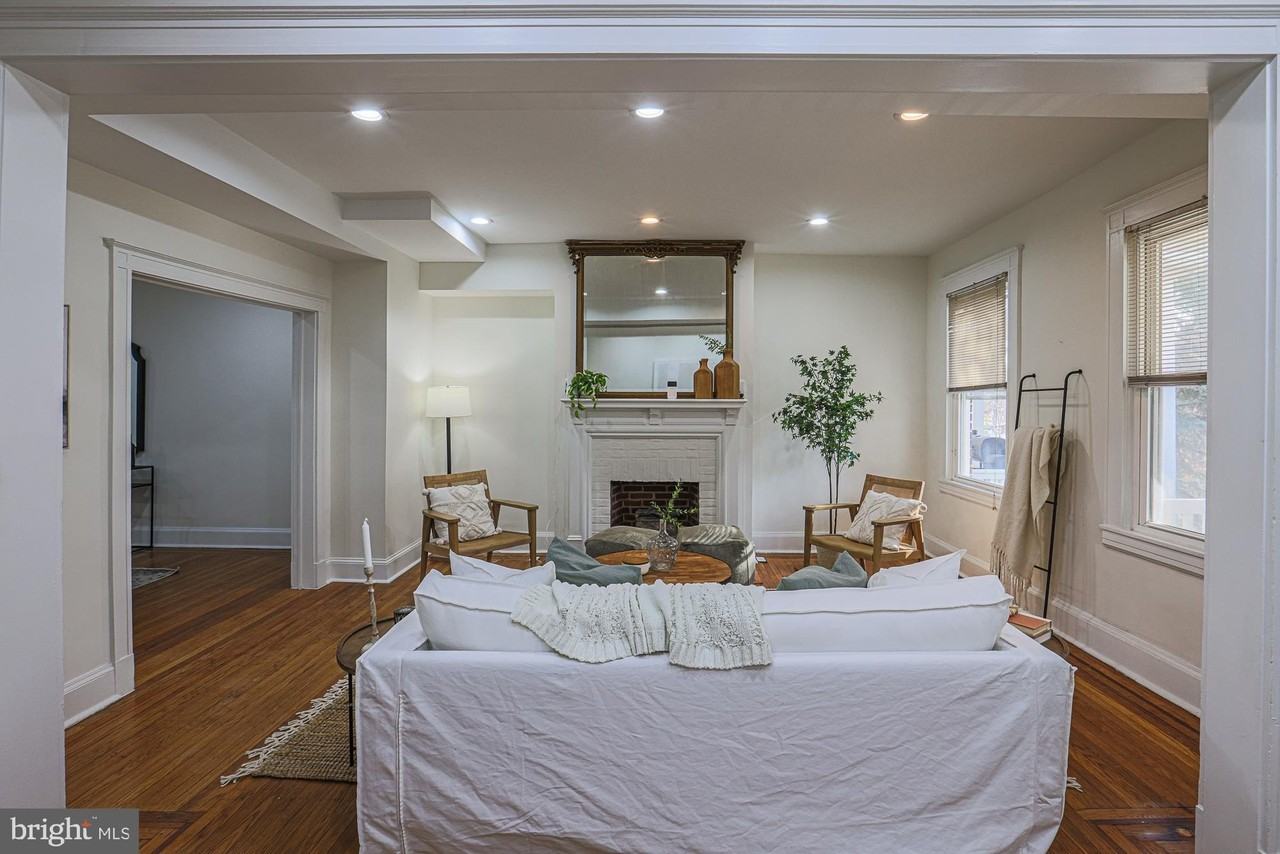 342 East University Parkway - Photo 5 of 34