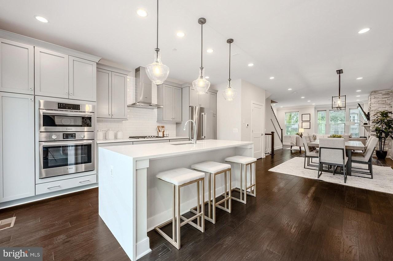 10326 Grosvenor Place - Photo 6 of 48