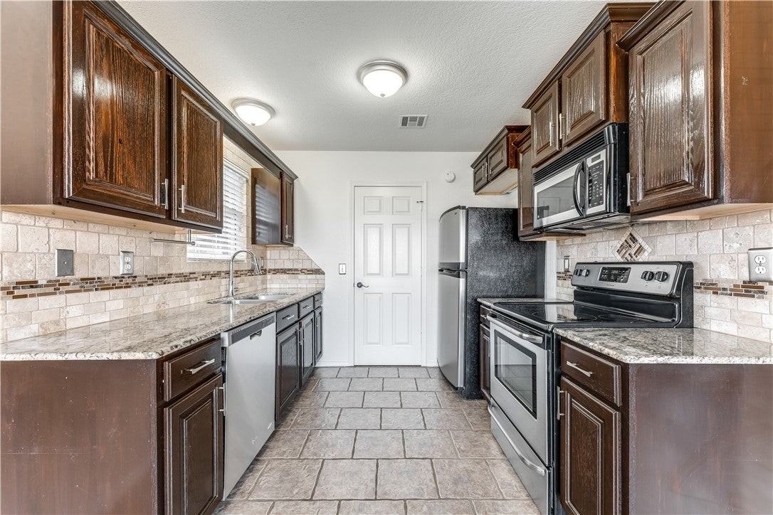 804 Tyler St - Photo 5 of 20