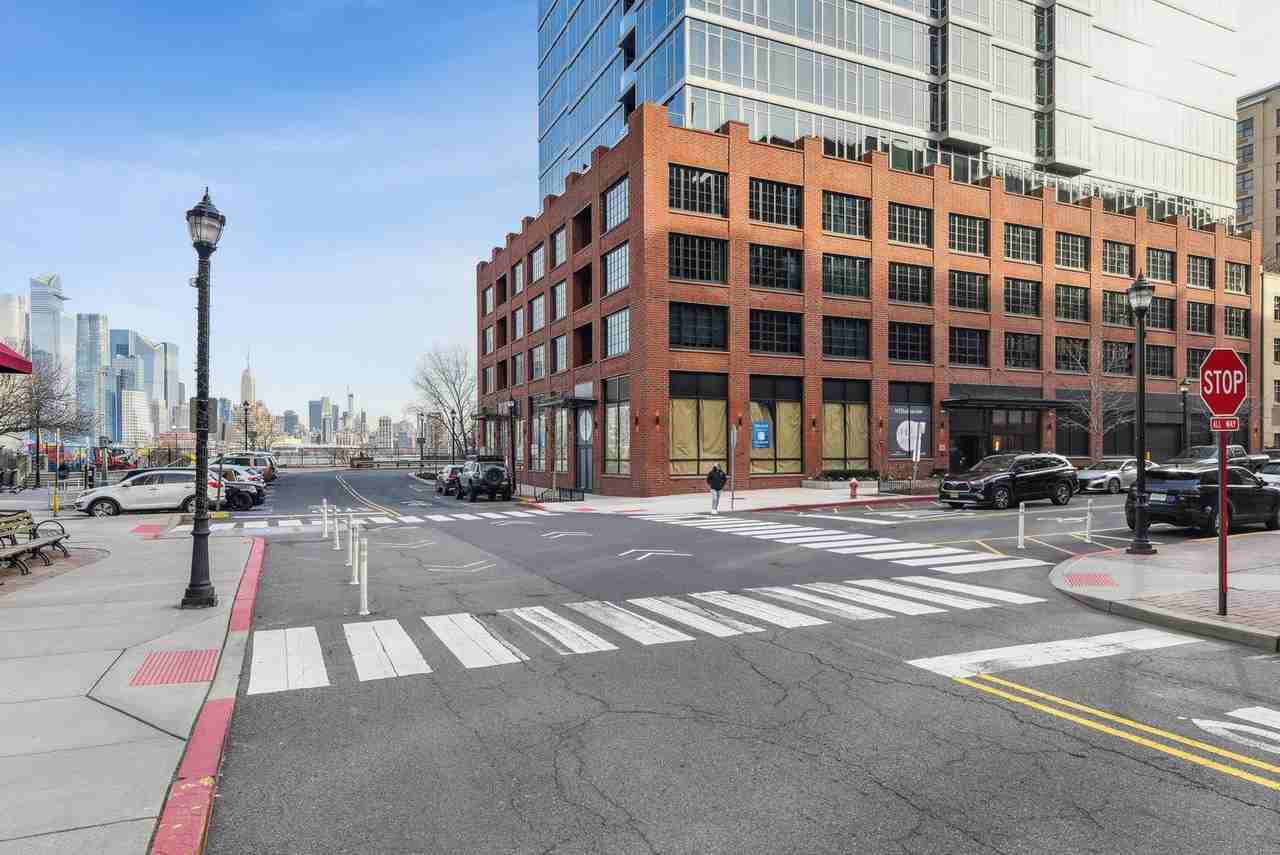 1425 Hudson Street ##11a