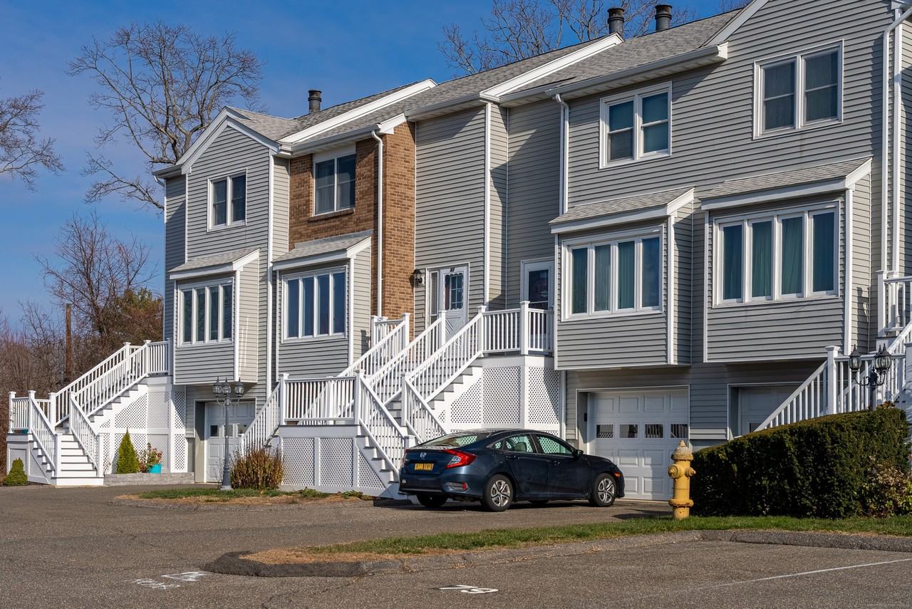 83 Carriage Drive #83 - Photo 2 of 33