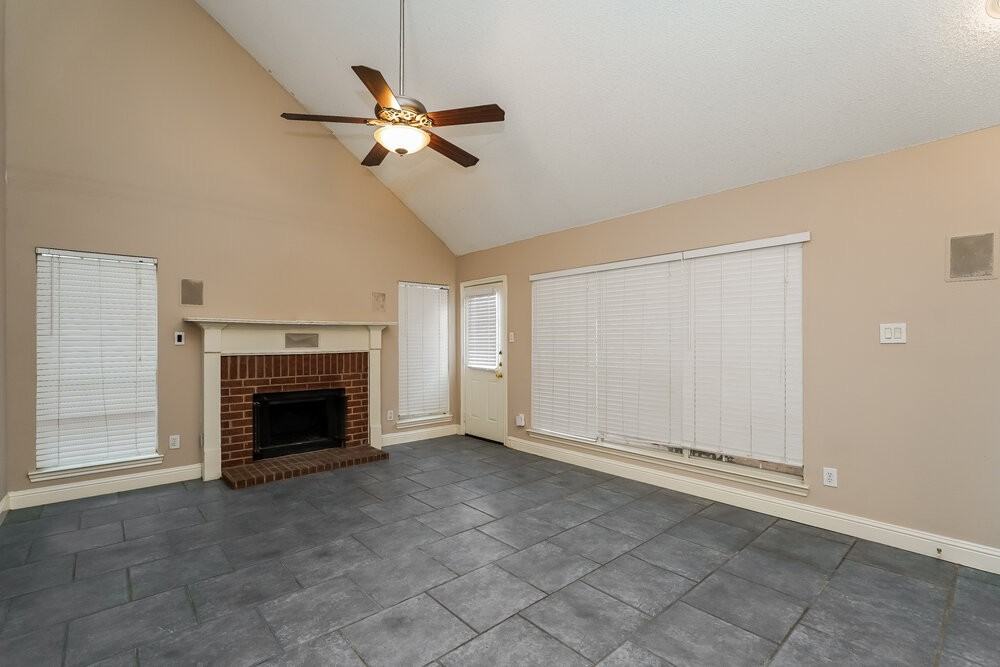 952 Azalia Dr - Photo 4 of 17