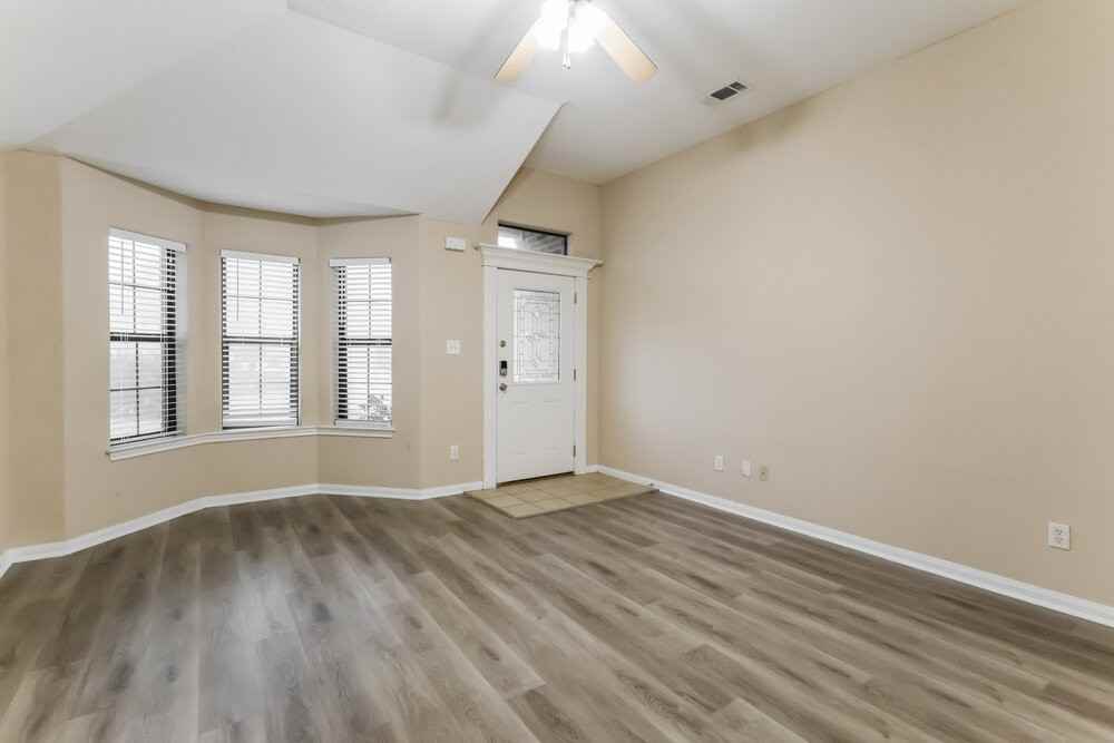 131 Golfview Dr - Photo 4 of 16