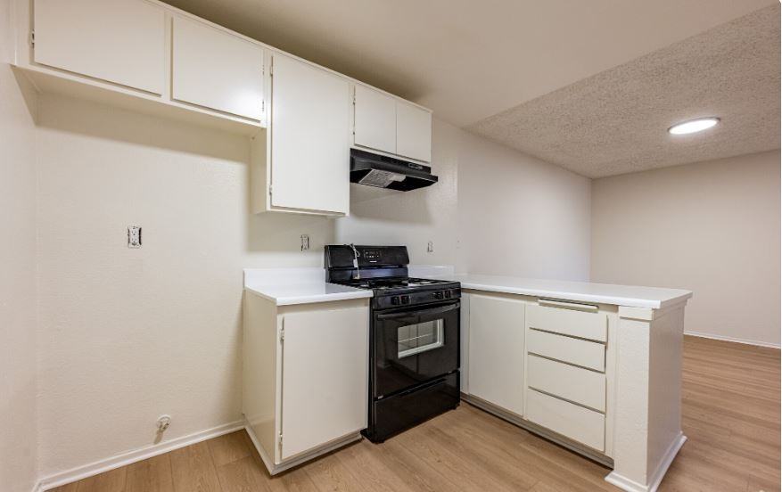 601 North East End Ave - Photo 4 of 14