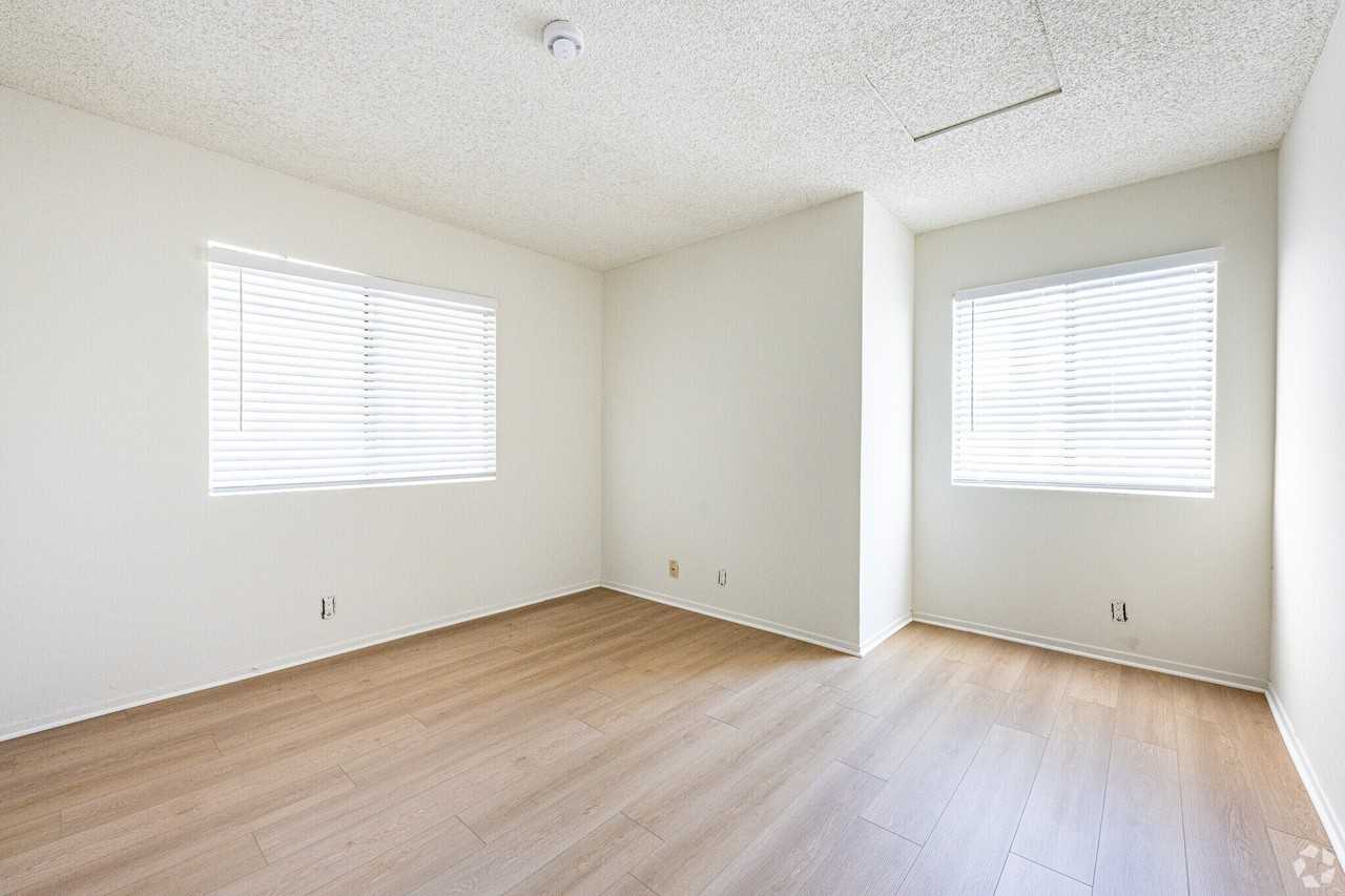 601 North East End Ave - Photo 7 of 14