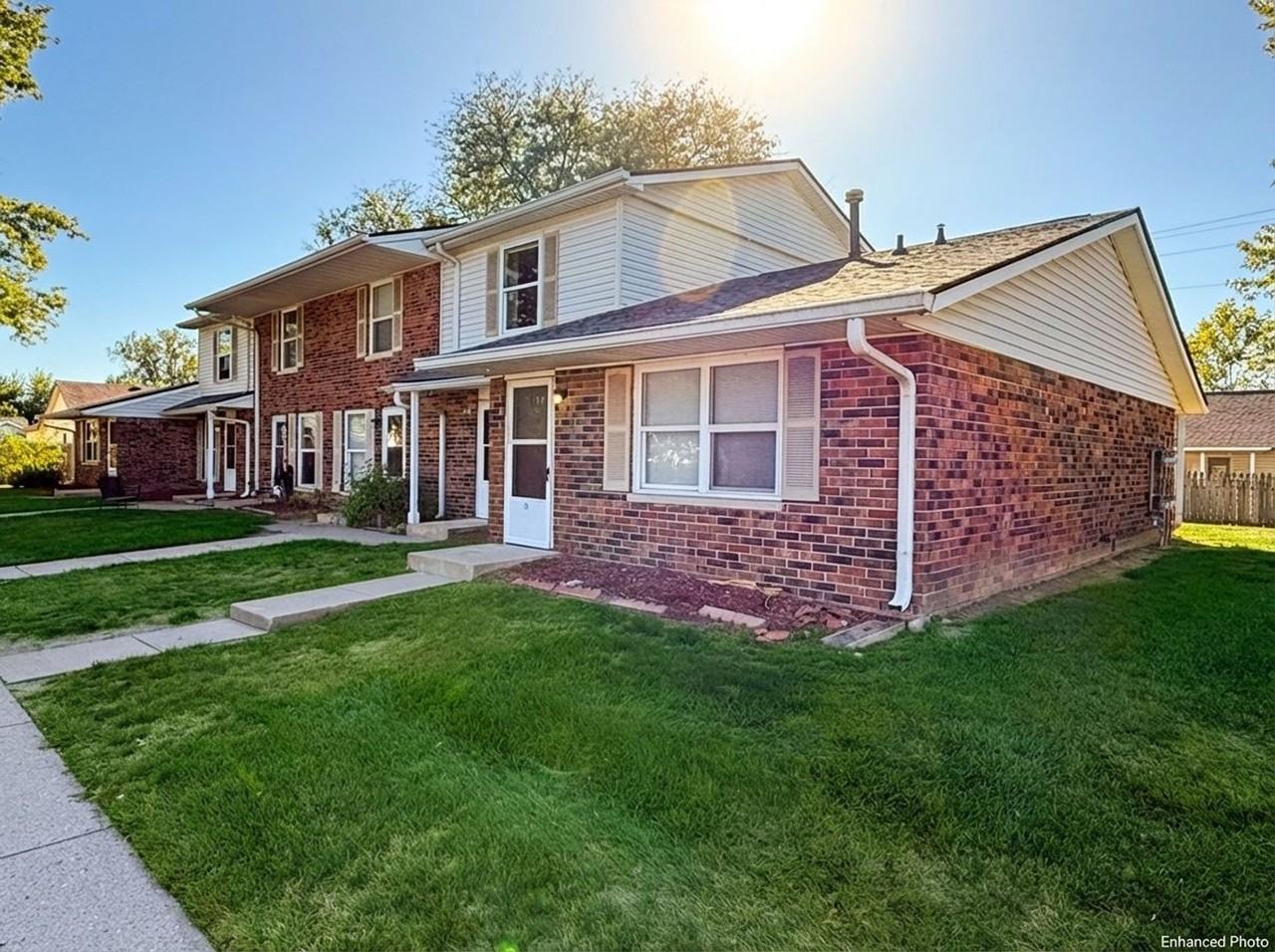 STERLING COURT APARTMENTS - Photo 5 of 28