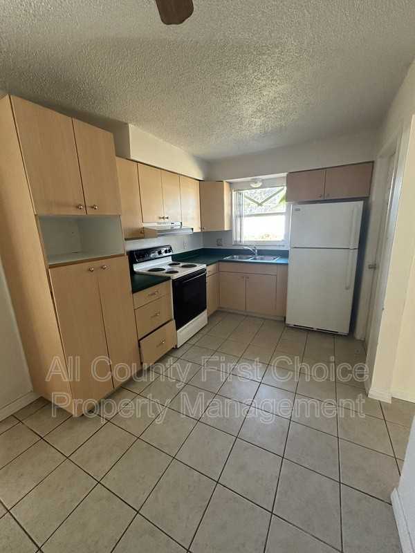 928 Lake Palm Drive - Photo 4 of 10