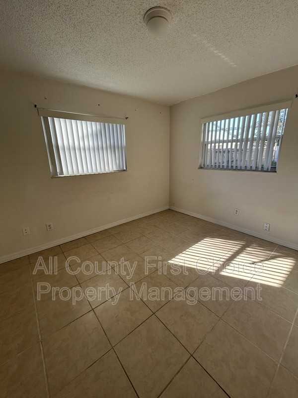 928 Lake Palm Drive - Photo 7 of 10