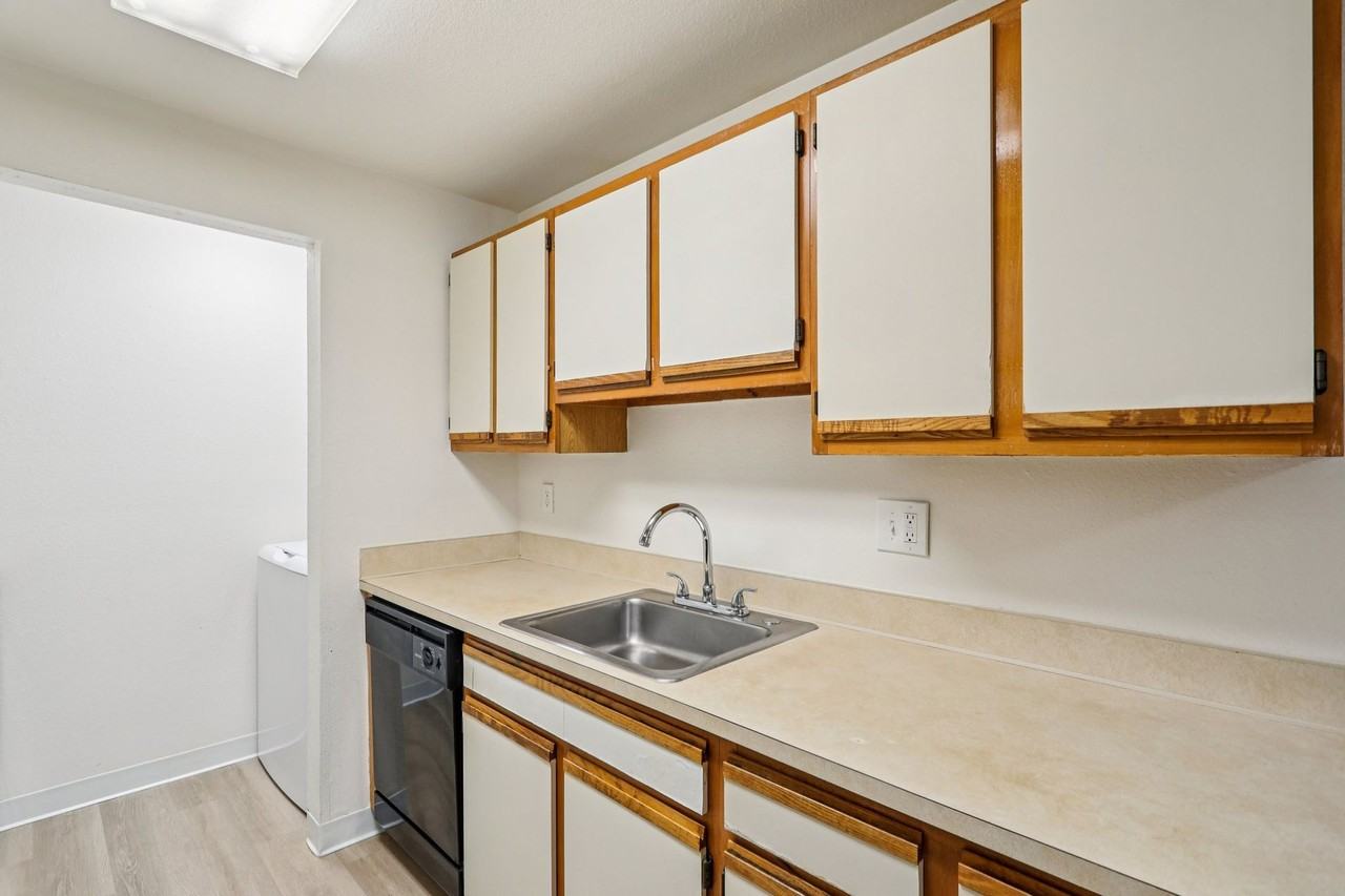 1 MONTH FREE! Glenbrook Apartments 1 and 2 bedroom apartments home with W/D in unit - Photo 5 of 50