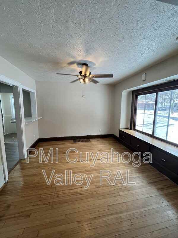 165 Colony Crescent - Photo 2 of 10