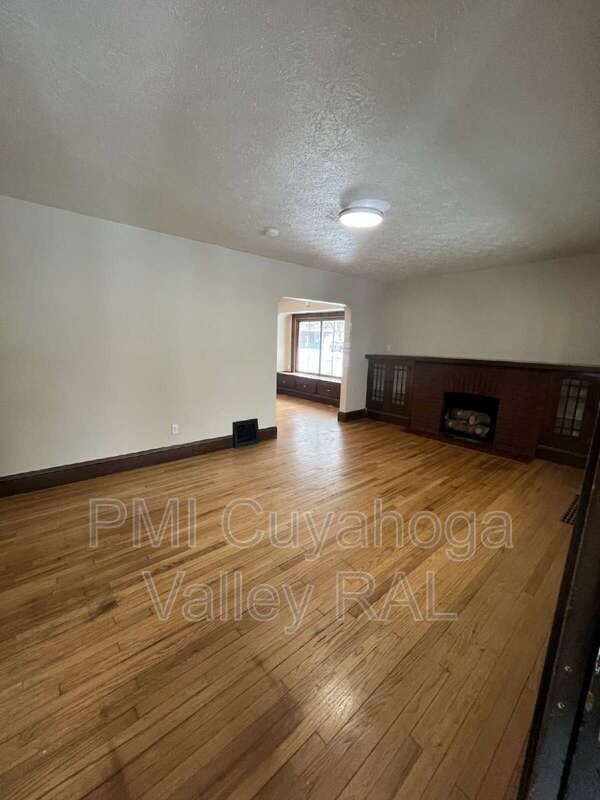 165 Colony Crescent - Photo 3 of 10