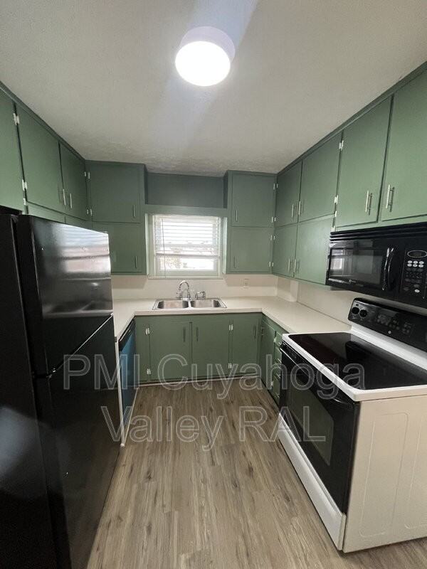 165 Colony Crescent - Photo 5 of 10