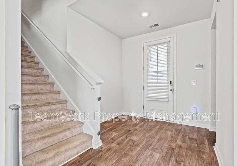 413 Zenith Boulevard - Photo 4 of 31