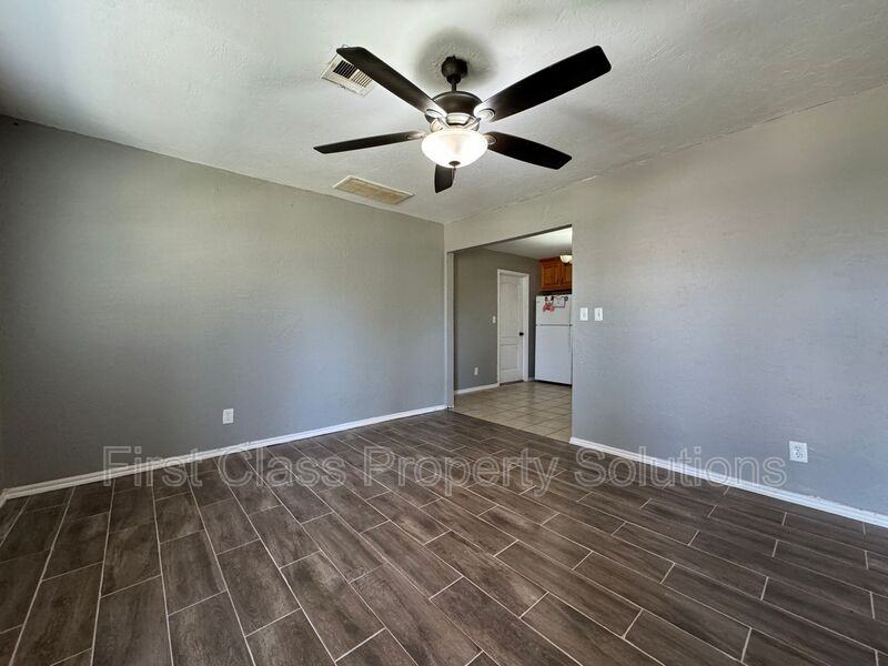 704 Gale - Photo 4 of 24