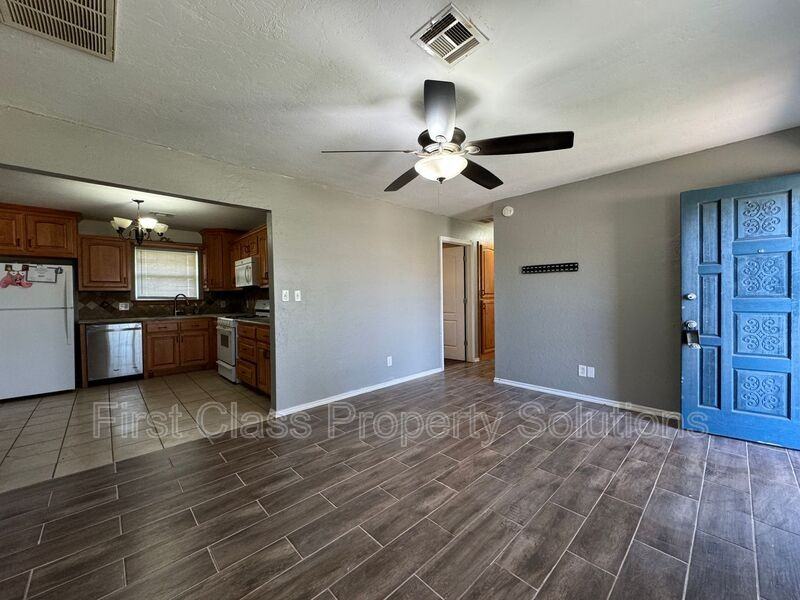 704 Gale - Photo 5 of 24