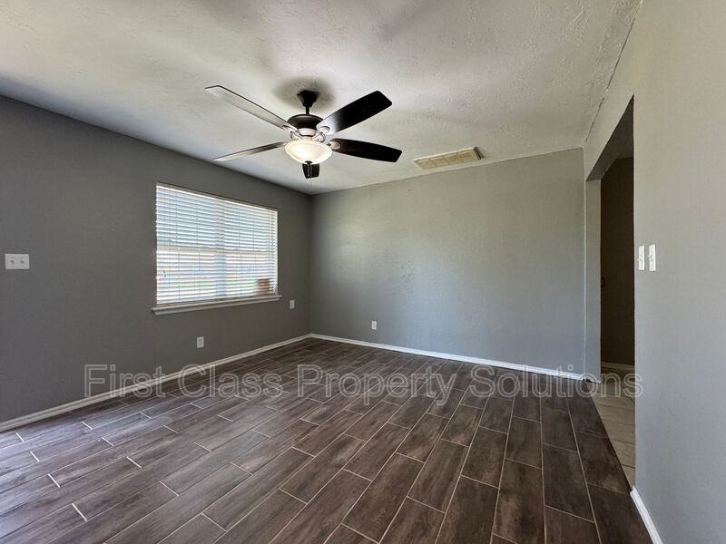 704 Gale - Photo 6 of 24