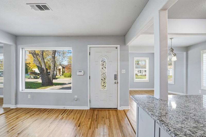 2933 S Hills Ave - Photo 5 of 33