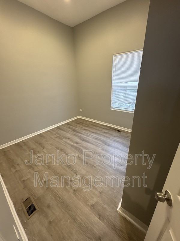 5906 S La Salle St #1 - Photo 3 of 7