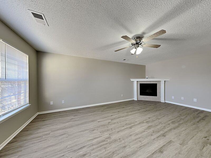 405 Woodbury Drive - Photo 5 of 16