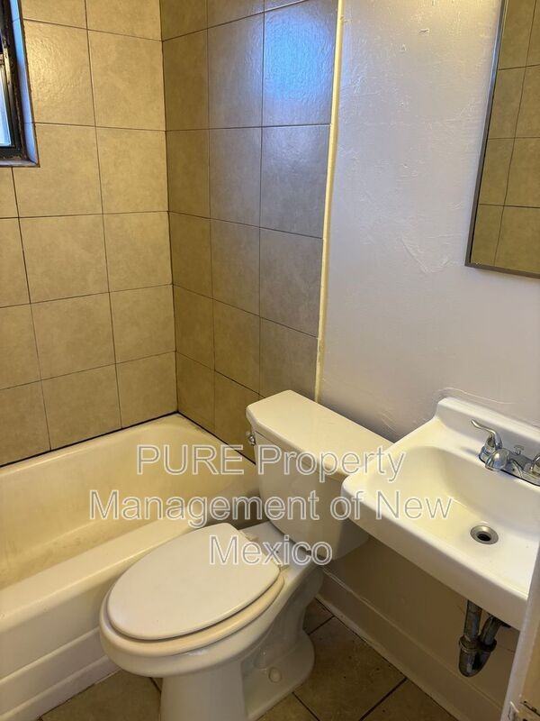 124 Aliso Drive Northeast #2 - Photo 4 of 9