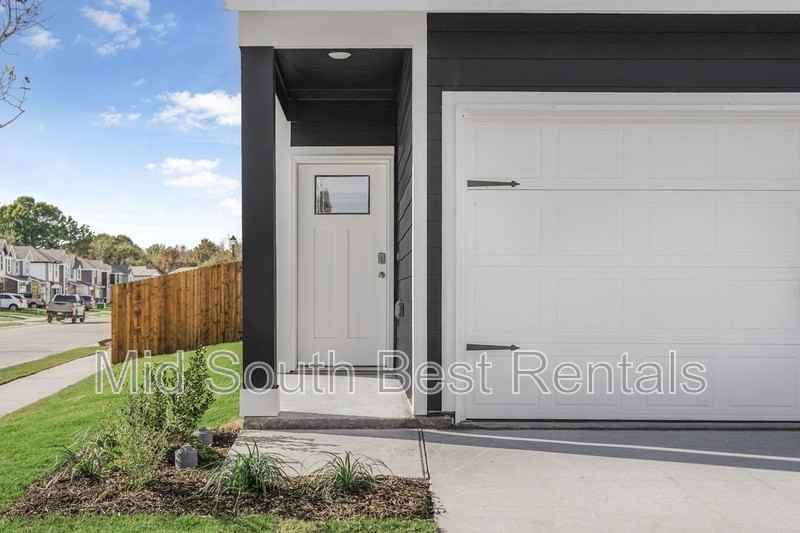 220 Redwood Road - Photo 4 of 50