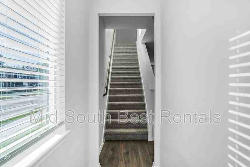 220 Redwood Road - Photo 7 of 50