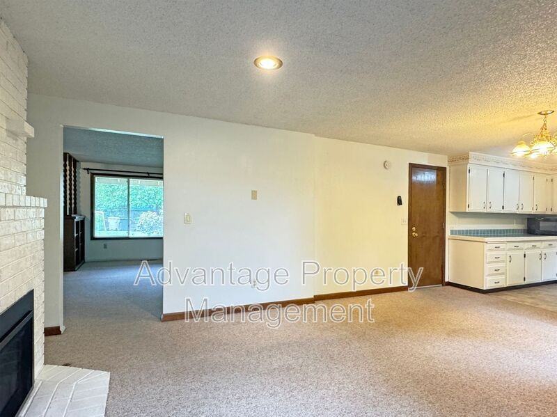 2350 Northwest Green Circle - Photo 4 of 40