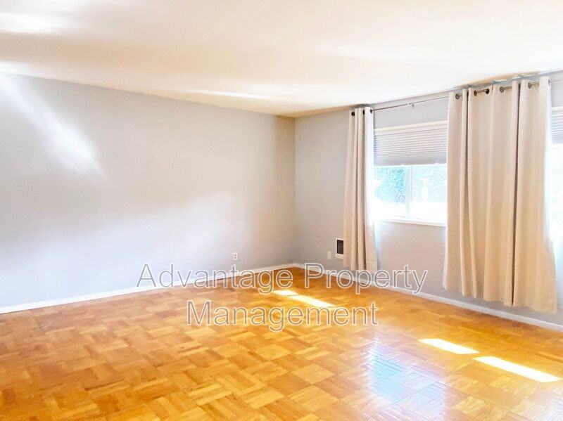 5230 Northeast Laurel Drive - Photo 6 of 20