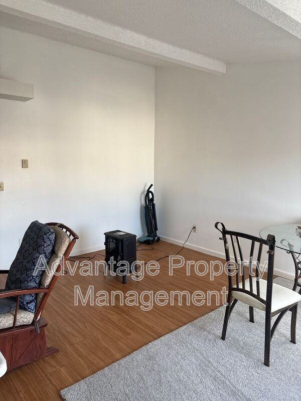 146 Southwest Cottage Street #14 - Photo 5 of 18