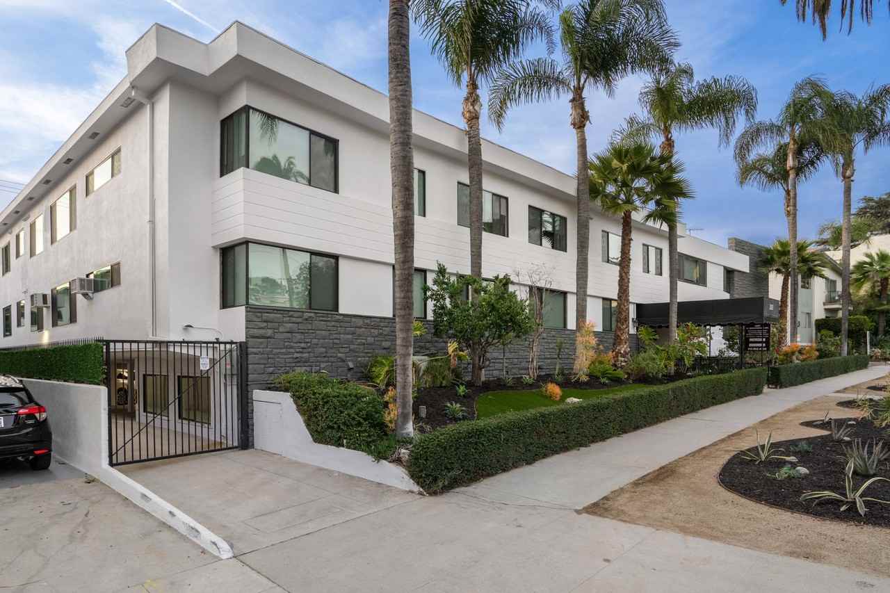 Live in one of the best locations in Los Angeles - Photo 2 of 27