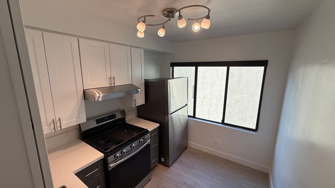 Live in one of the best locations in Los Angeles - Photo 6 of 27