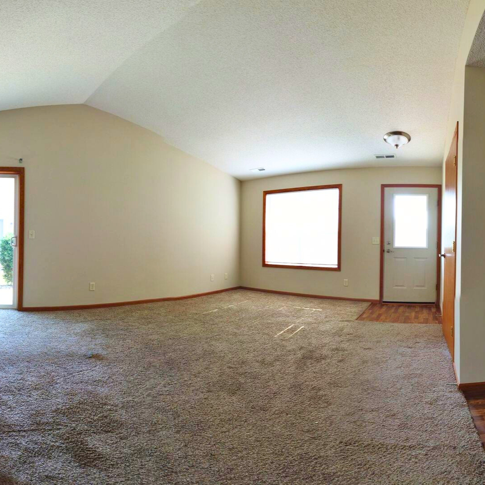 1560A Gunston Dr - Photo 2 of 9