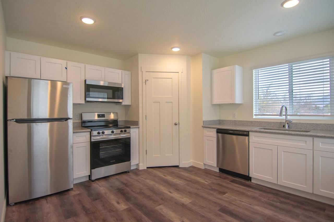 440 W 1025 S - Photo 2 of 18